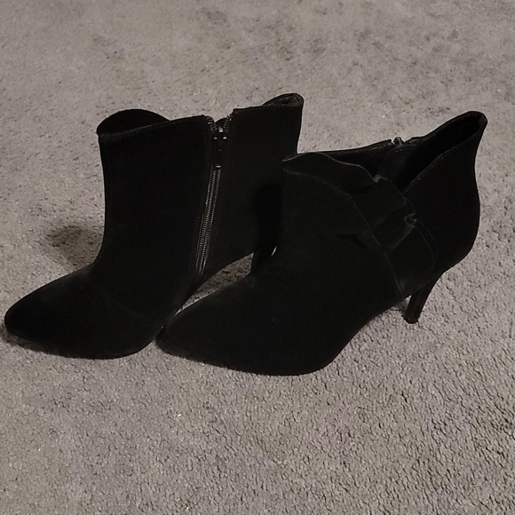Qupid Shoes - Qupid Suede Bootie; Size 8